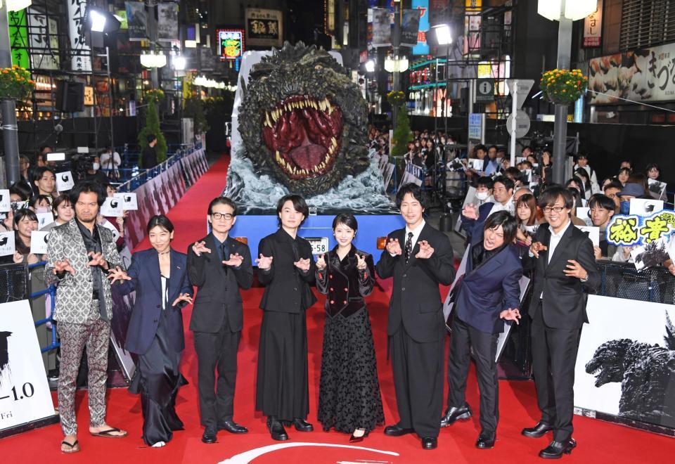 　ポーズを決める（左から）青木崇高、安藤サクラ、吉岡秀隆、神木隆之介、浜辺美波、佐々木蔵之介、山田裕貴、山崎貴監督（撮影・棚橋慶太）