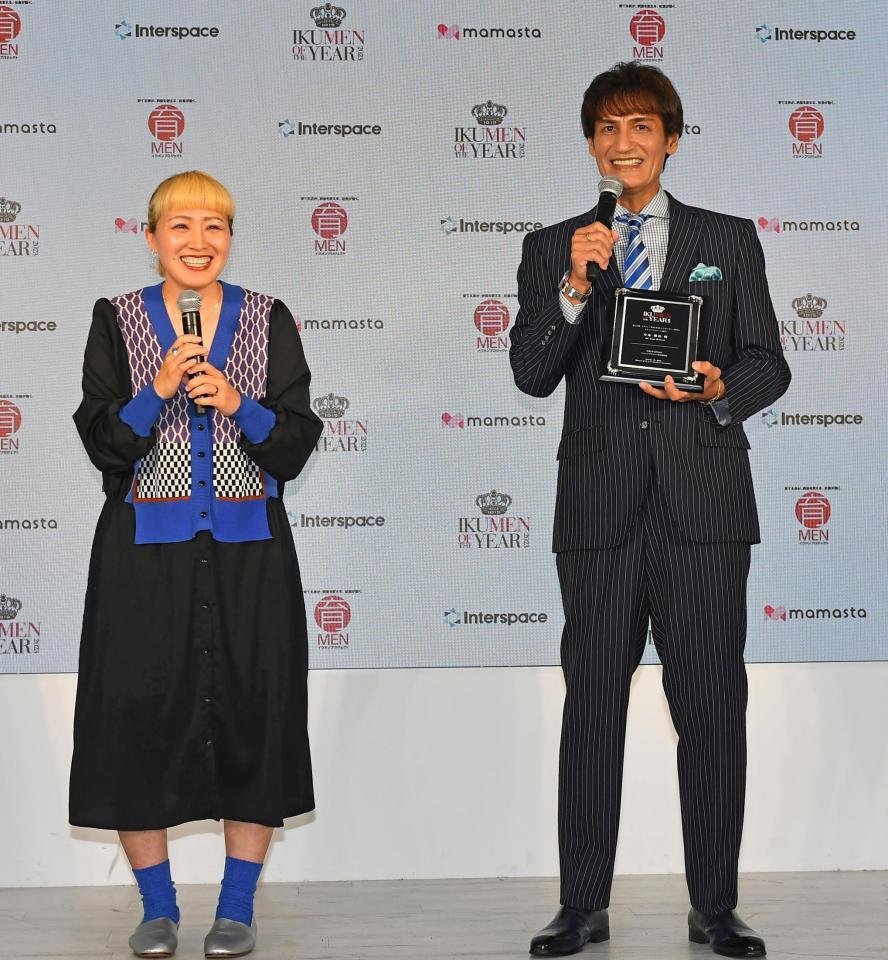 　イクメンアスリート部門で受賞した本並健治を祝福する丸山桂里奈（左）＝撮影・三好信也