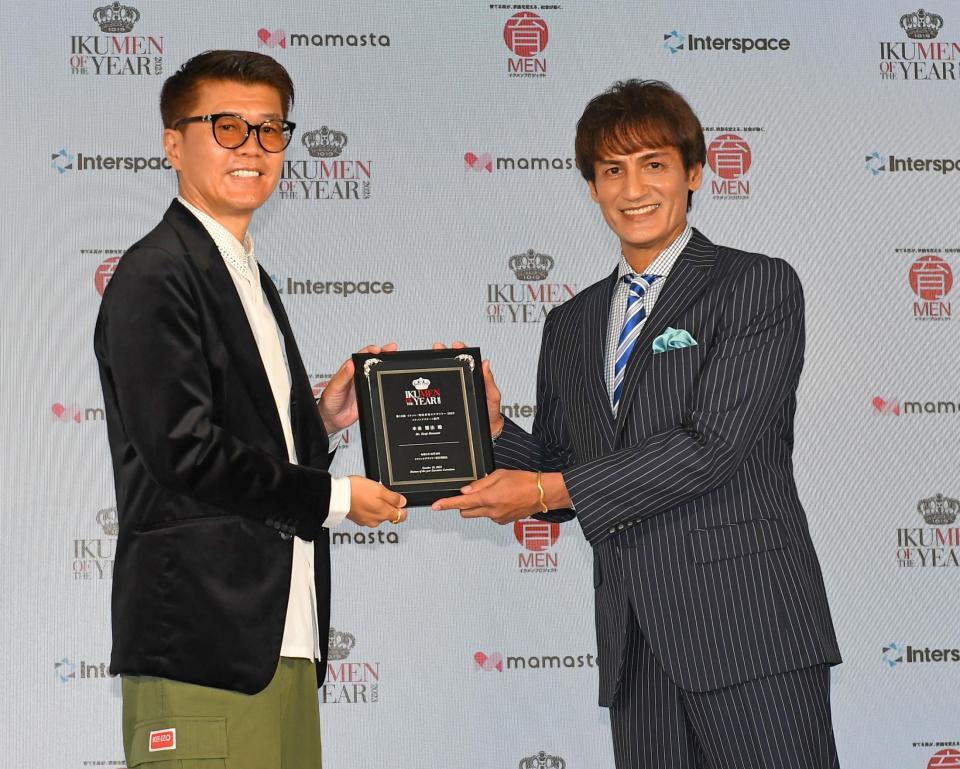 　イクメンアスリート部門で受賞した本並健治（右）＝撮影・三好信也