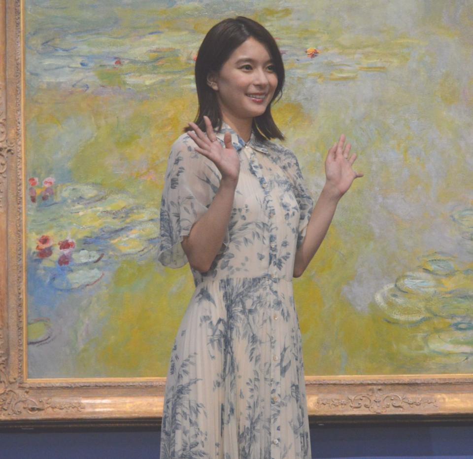 　モネの名作「睡蓮の池」を背に手を振り笑顔の芳根京子