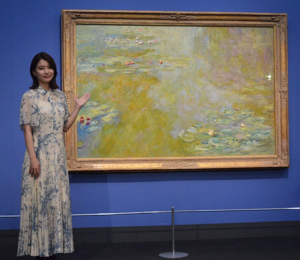 　モネの名作「睡蓮の池」と並び笑顔で撮影に応じた芳根京子