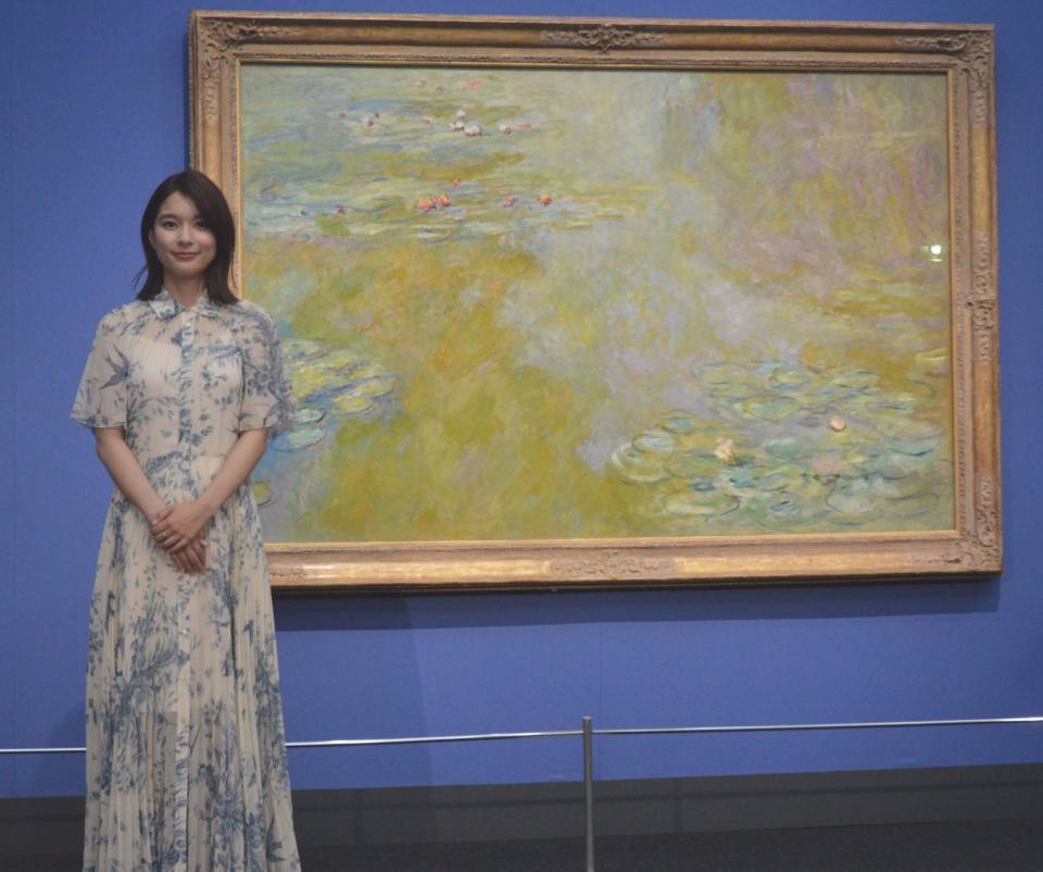 　モネの名作「睡蓮の池」と並び笑顔で撮影に応じた芳根京子
