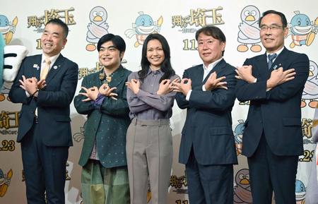 　そろってポーズを決める（左から）三日月知事、加藤諒、二階堂ふみ、武内英樹監督、大野知事