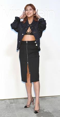 　ポーズを決める西内まりや（撮影・佐々木彰尚）