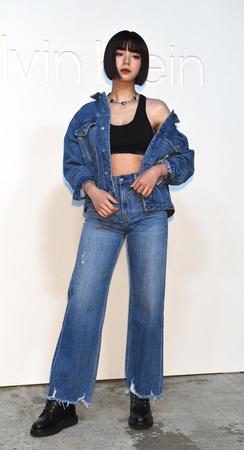 　ポーズを決める池田エライザ＝東京・天王洲の寺田倉庫Ｇ号（撮影・佐々木彰尚）