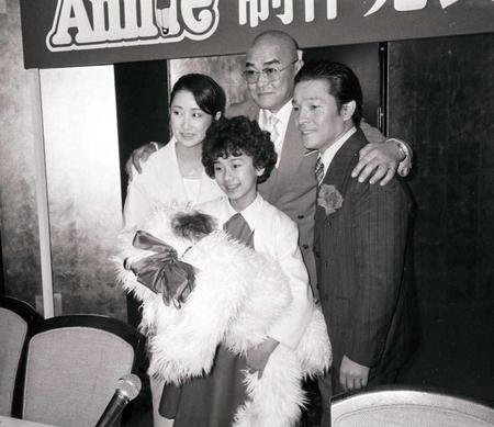 　アニー・ミュージカル制作発表会見に出席する財津一郎さん（後列中央）＝１９８６年５月１５日