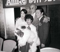 　アニー・ミュージカル制作発表会見に出席する財津一郎さん（後列中央）＝１９８６年５月１５日