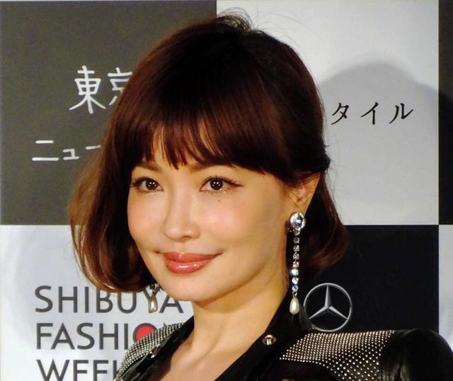 平子理沙 奇跡52歳スタイル 透け感の黒シースルーに驚きのプロポや