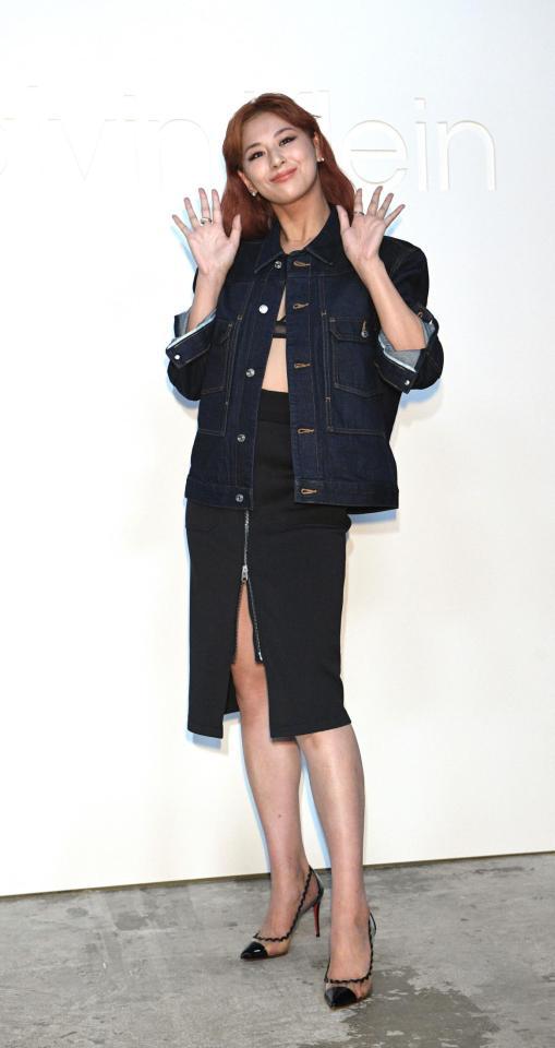 　手を振る西内まりや＝東京・天王洲の寺田倉庫Ｇ号（撮影・佐々木彰尚）