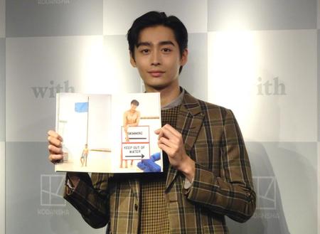 　お気に入りカットを見せる濱尾ノリタカ