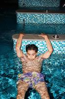 　水泳で鍛えた肉体美を披露している濱尾ノリタカ ©土屋文護／講談社