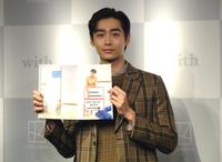 　お気に入りカットを見せる濱尾ノリタカ