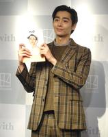 　写真集をＰＲする濱尾ノリタカ