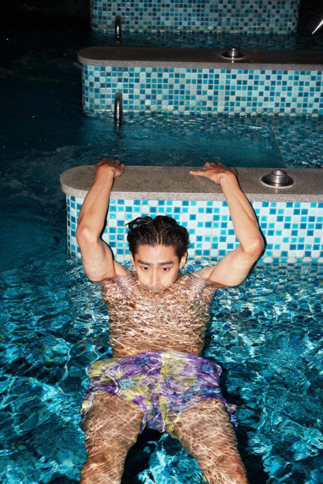 　水泳で鍛えた肉体美を披露している濱尾ノリタカ ©土屋文護／講談社