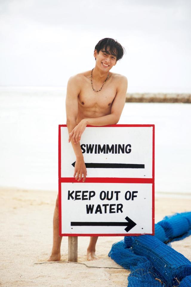 　肉体美を披露する濱尾ノリタカ ©土屋文護／講談社