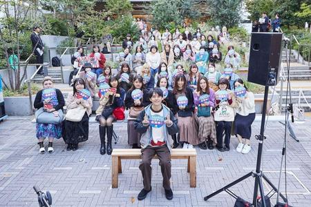 　「ＴＯＫＹＯ　ＦＭ　リスナー感謝祭　ｉｎ　渋谷音楽祭２０２３」内で「渋谷すばるのスバラＤｅｅ」の公開収録を行いファンと記念写真を撮影した渋谷すばる