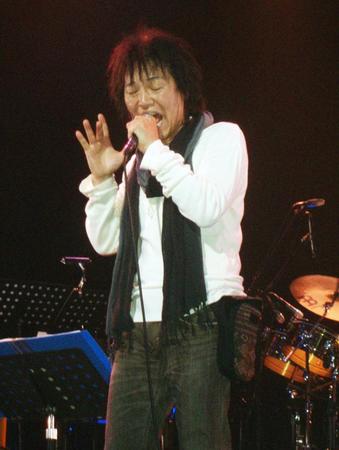 　コンサートで熱唱するもんたよしのりさん（２００７年９月撮影）