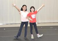 　ミュージカル「アニー」のアニー役に決まった（左から）絢田祐生、岡田悠李