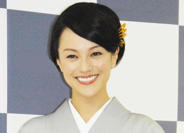牧瀬里穂51歳 黒縁丸メガネ＆良質スエット「なんでこんなに可愛いの