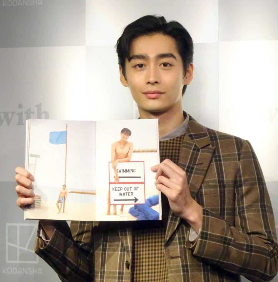 　お気に入りカットを見せる濱尾ノリタカ