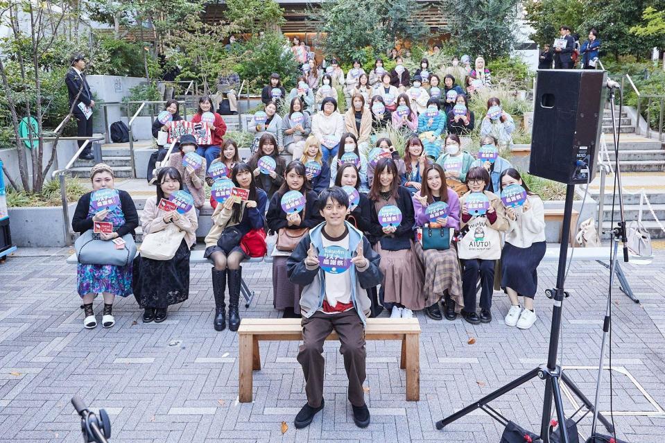 　「ＴＯＫＹＯ　ＦＭ　リスナー感謝祭　ｉｎ　渋谷音楽祭２０２３」内で「渋谷すばるのスバラＤｅｅ」の公開収録を行いファンと記念写真を撮影した渋谷すばる