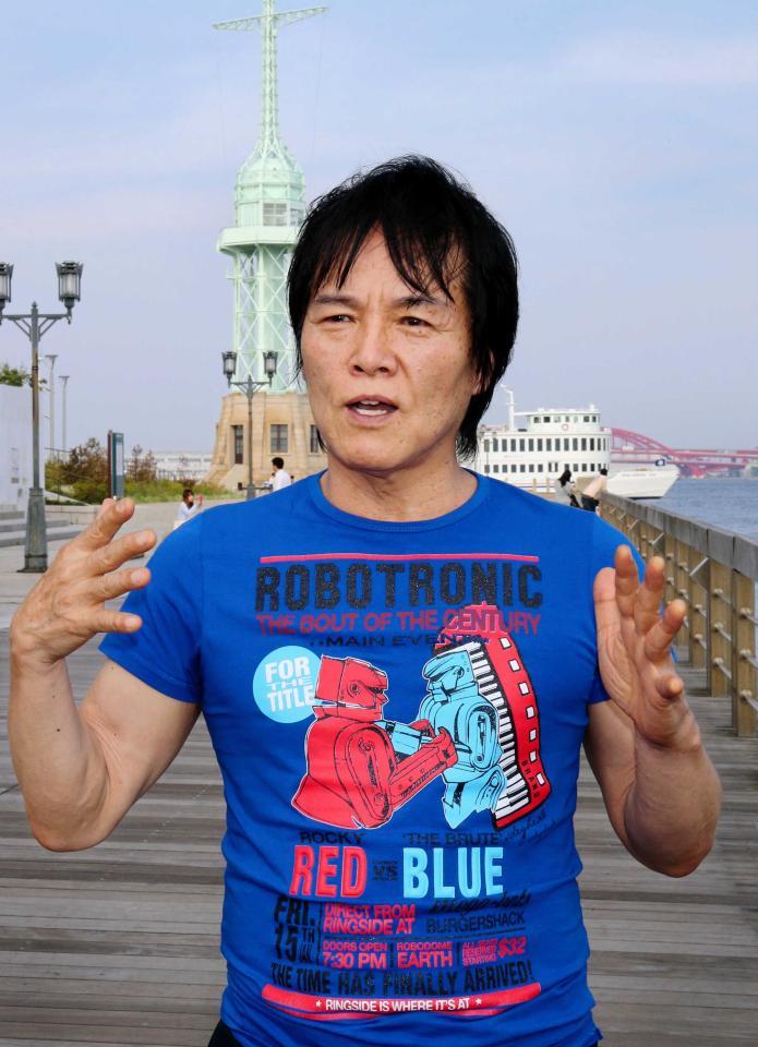 　音楽への思いを語るもんたよしのりさん（２０１４年７月撮影）