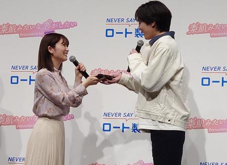 　内藤秀一郎にハンカチを手渡す長濱ねる（左）