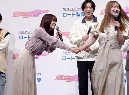 　菅本裕子（右）と上目遣いで握手する長濱ねる