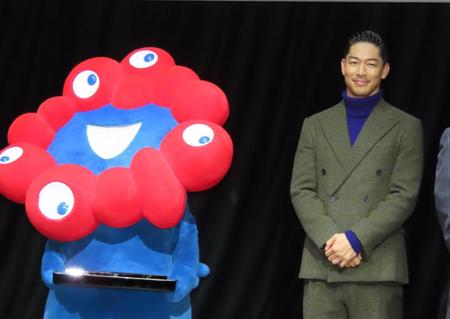 　発表会に出席したＡＫＩＲＡ（右）とミャクミャク