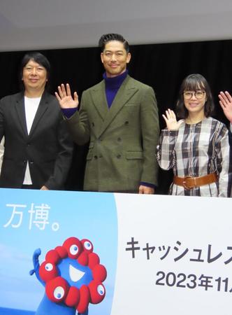 　発表会に出席したＡＫＩＲＡ（中央）