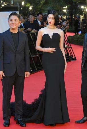 　「第３６回東京国際映画祭」レッドカーペットに登場した三吉彩花（撮影・伊藤笙子）