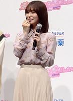 　リップを塗る長濱ねる