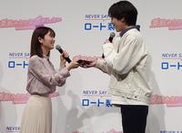 　内藤秀一郎にハンカチを手渡す長濱ねる（左）