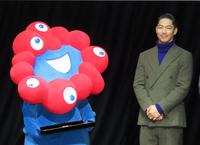 　発表会に出席したＡＫＩＲＡ（右）とミャクミャク