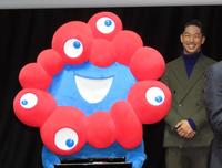 　発表会に出席したＡＫＩＲＡ（右）とミャクミャク