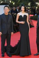 　「第３６回東京国際映画祭」レッドカーペットに登場した三吉彩花（撮影・伊藤笙子）