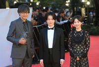 　「第３６回東京国際映画祭」レッドカーペットに登場した（左から）山崎貴監督、神木隆之介、浜辺美波（撮影・伊藤笙子）