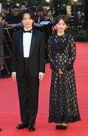 　「第３６回東京国際映画祭」レッドカーペットに登場した神木隆之介（左）と浜辺美波（撮影・伊藤笙子）