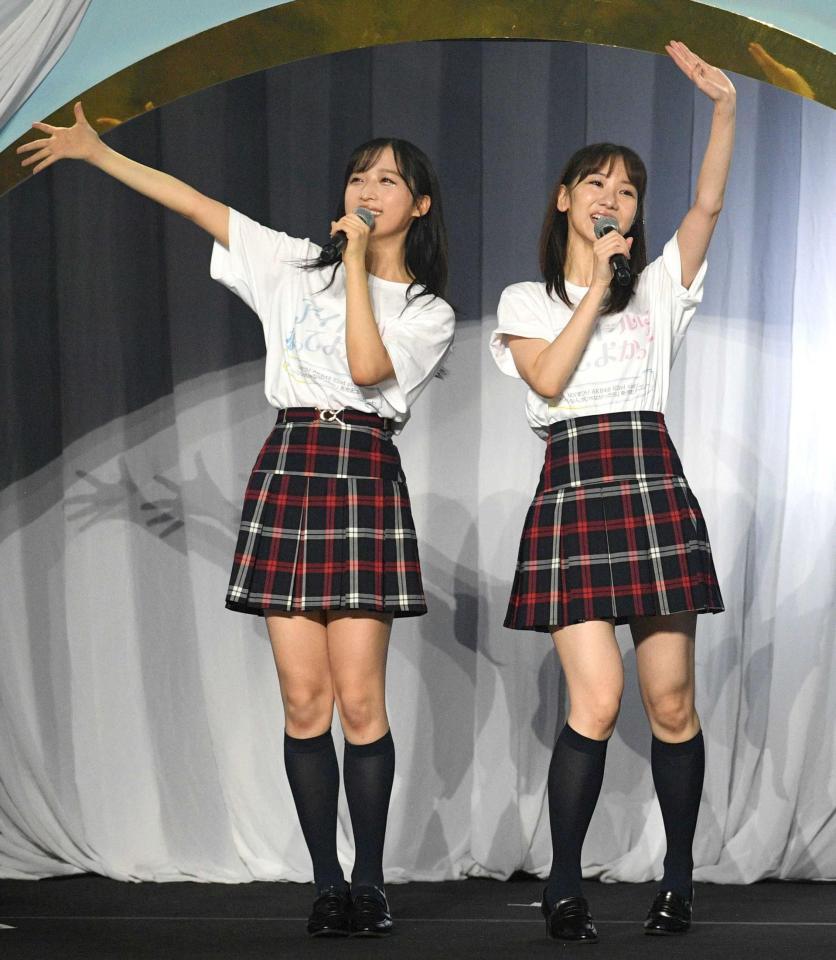 　手を振るＡＫＢ４８・柏木由紀（右）と小栗有以（撮影・佐々木彰尚）