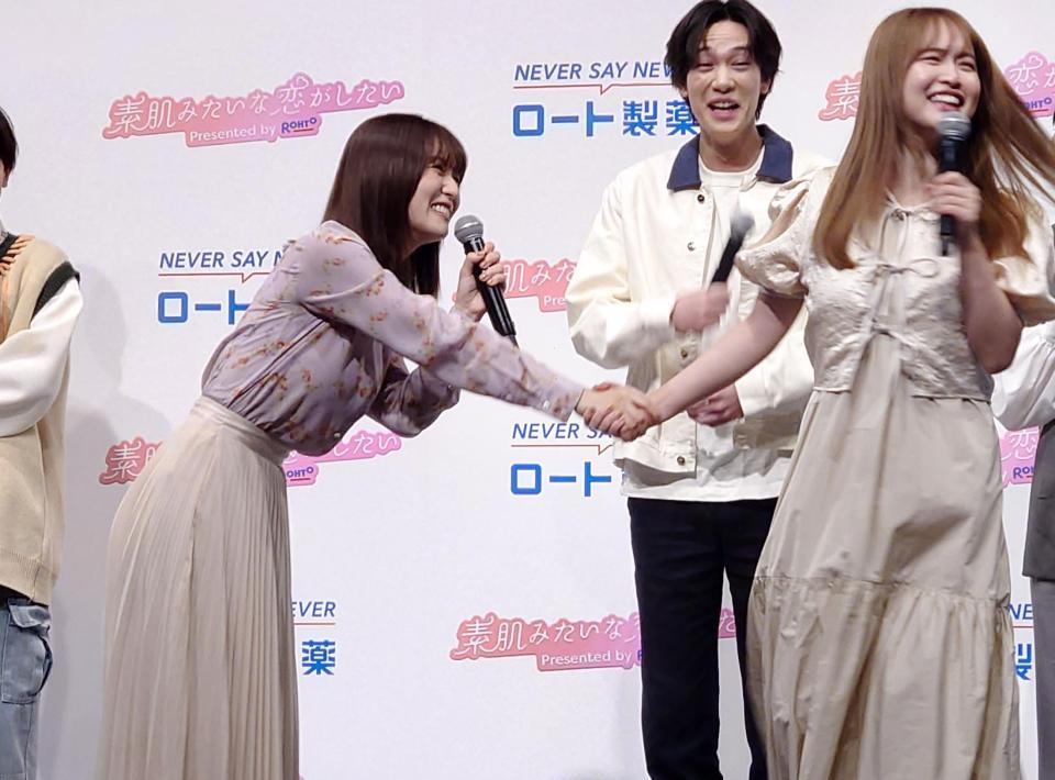 　菅本裕子（右）と上目遣いで握手する長濱ねる