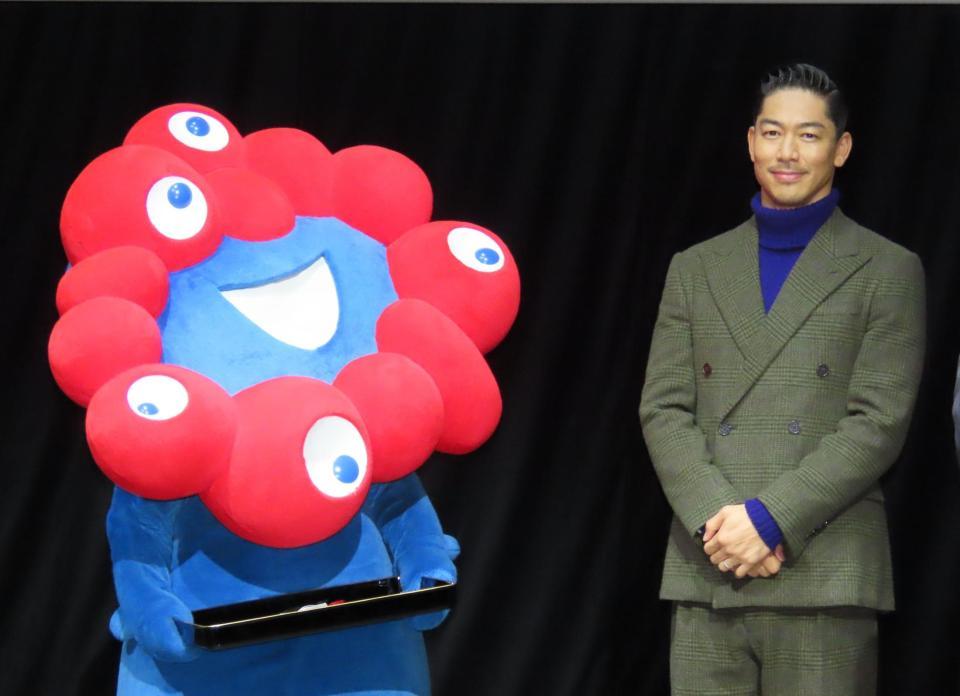 　発表会に出席したＡＫＩＲＡ（右）とミャクミャク