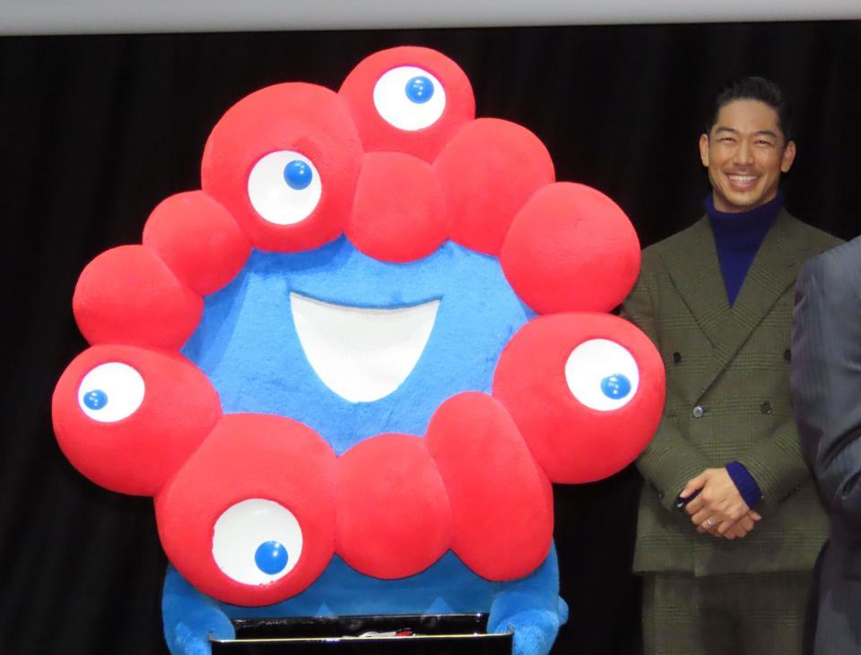 　発表会に出席したＡＫＩＲＡ（右）とミャクミャク