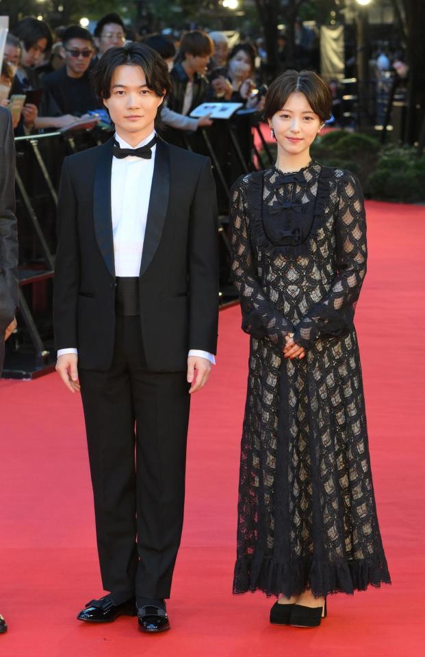 　「第３６回東京国際映画祭」レッドカーペットに登場した神木隆之介（左）と浜辺美波（撮影・伊藤笙子）