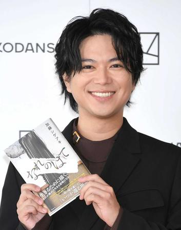 　小説「なれのはて」を持つ加藤シゲアキ（撮影・棚橋慶太）