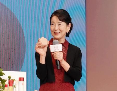 　椿形の石けんを手にした吉永小百合