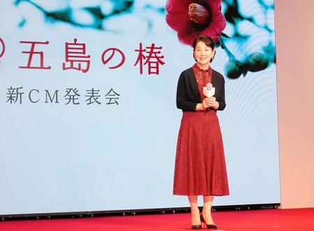 　赤いワンピースで登壇した吉永小百合