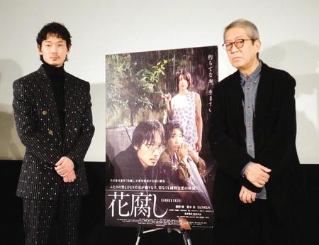 　舞台あいさつを行った綾野剛（左）と荒井晴彦監督