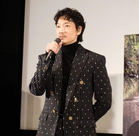 　舞台あいさつを行った綾野剛