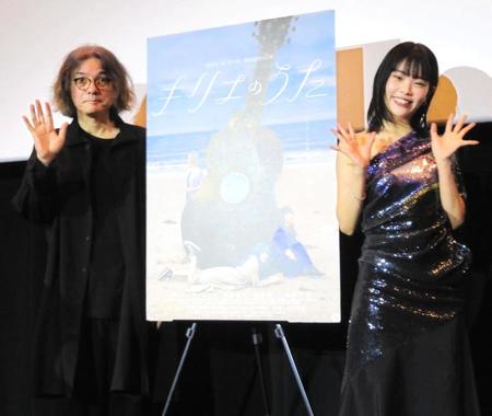 　舞台挨拶した岩井俊二監督（左）とアイナ・ジ・エンド