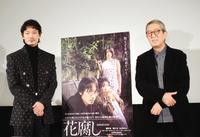 舞台あいさつを行った綾野剛（左）と荒井晴彦監督